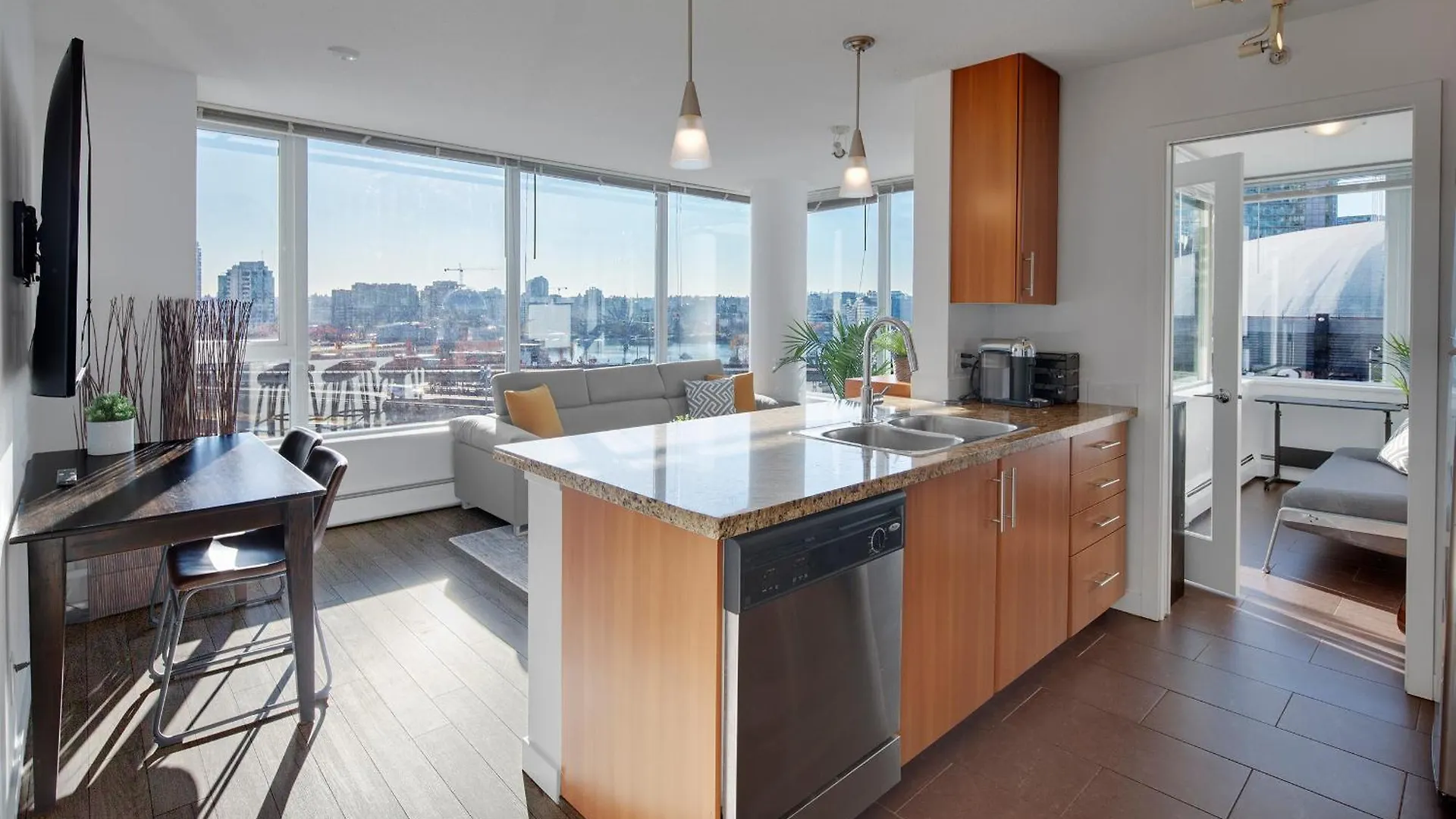 Stylish 2Bd Condo In Downtown With Marina View Vancouver Apartment
