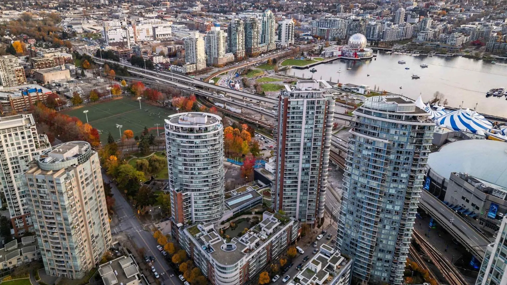 Stylish 2Bd Condo In Downtown With Marina View Vancouver Apartment