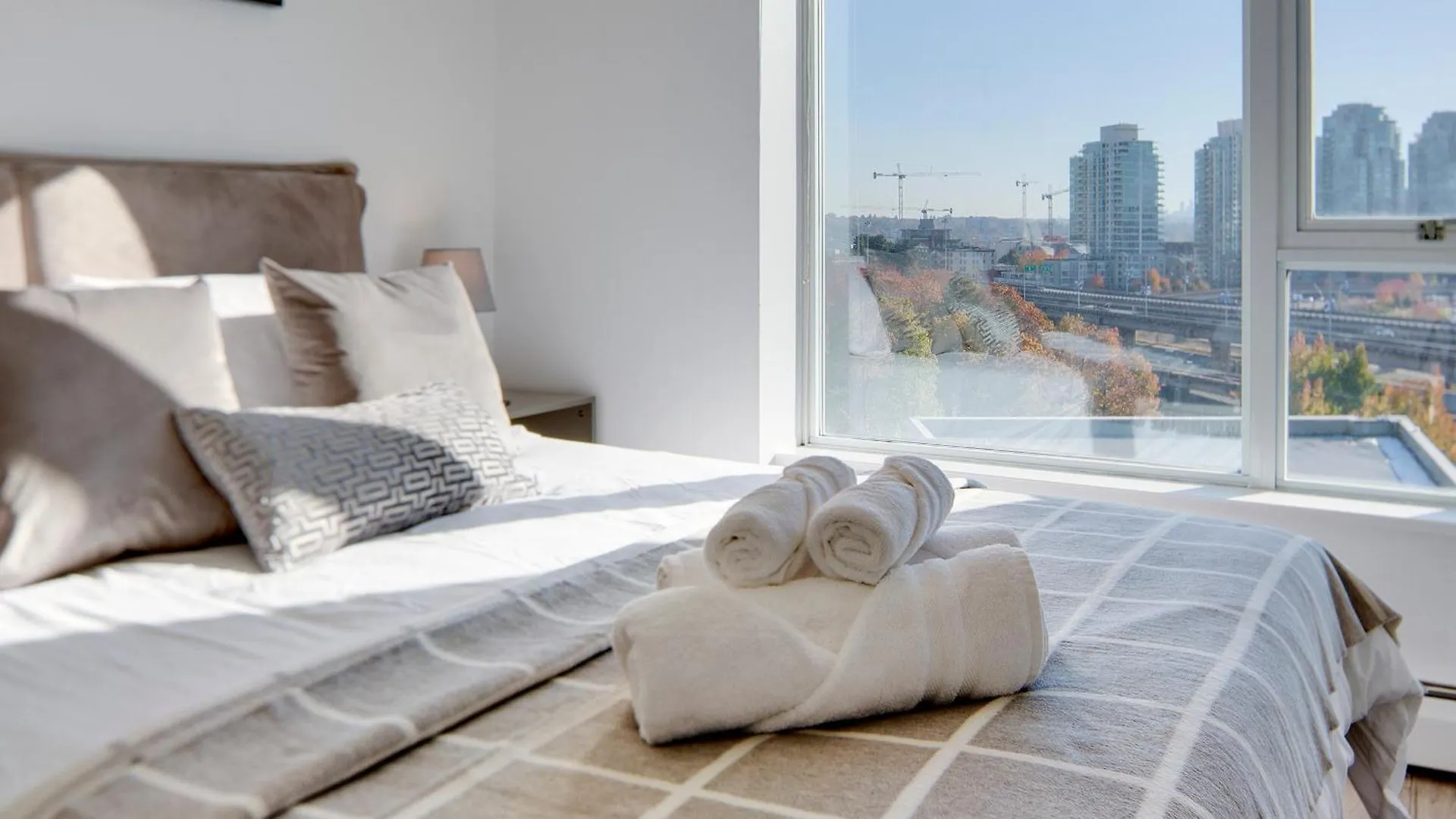 Stylish 2Bd Condo In Downtown With Marina View Vancouver Apartment